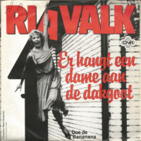 Ria Valk - Er Hangt Een Dame Aan De Dakgoot